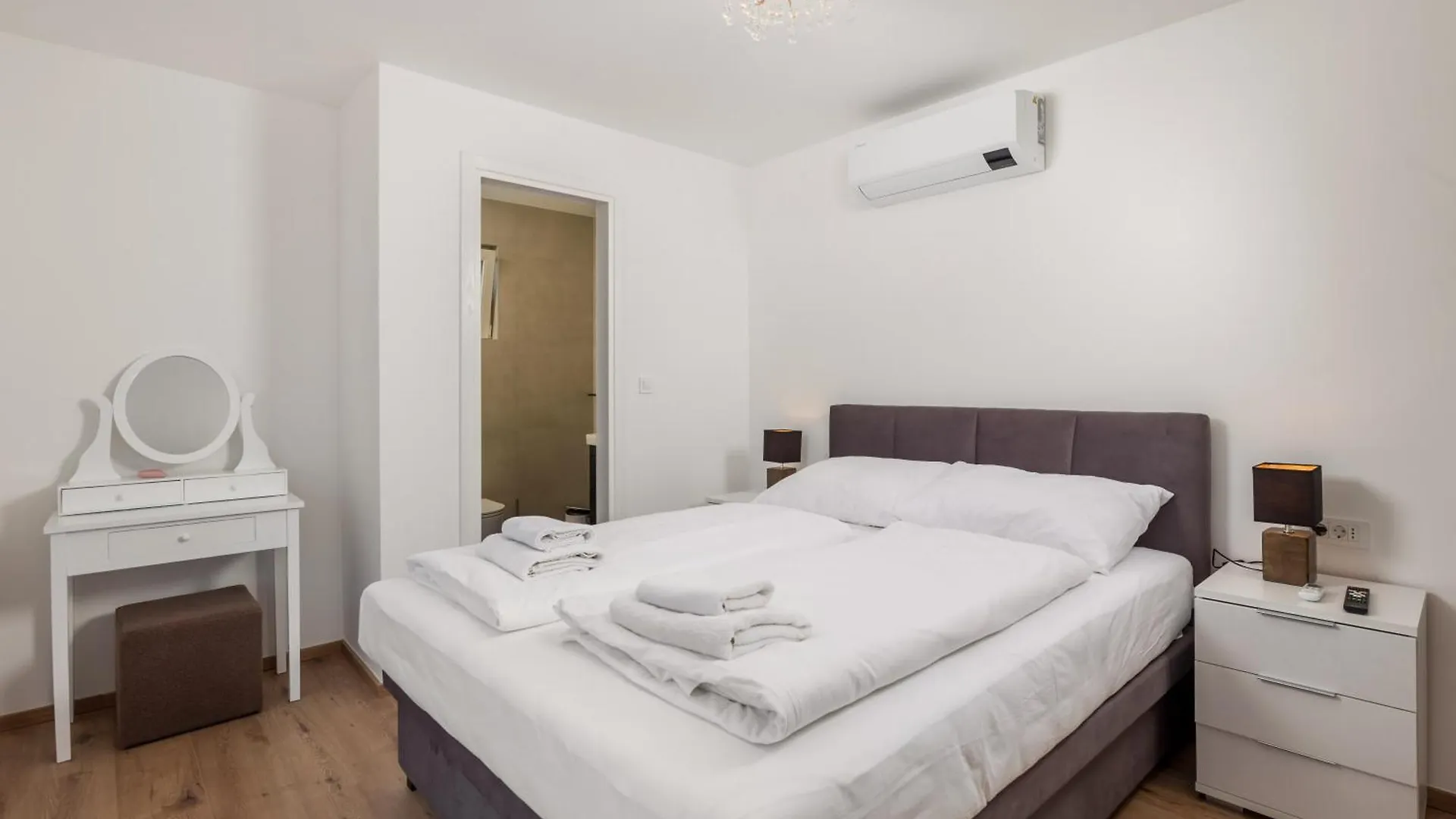 Stella & Gloria Apartments With Balcony Vantacici