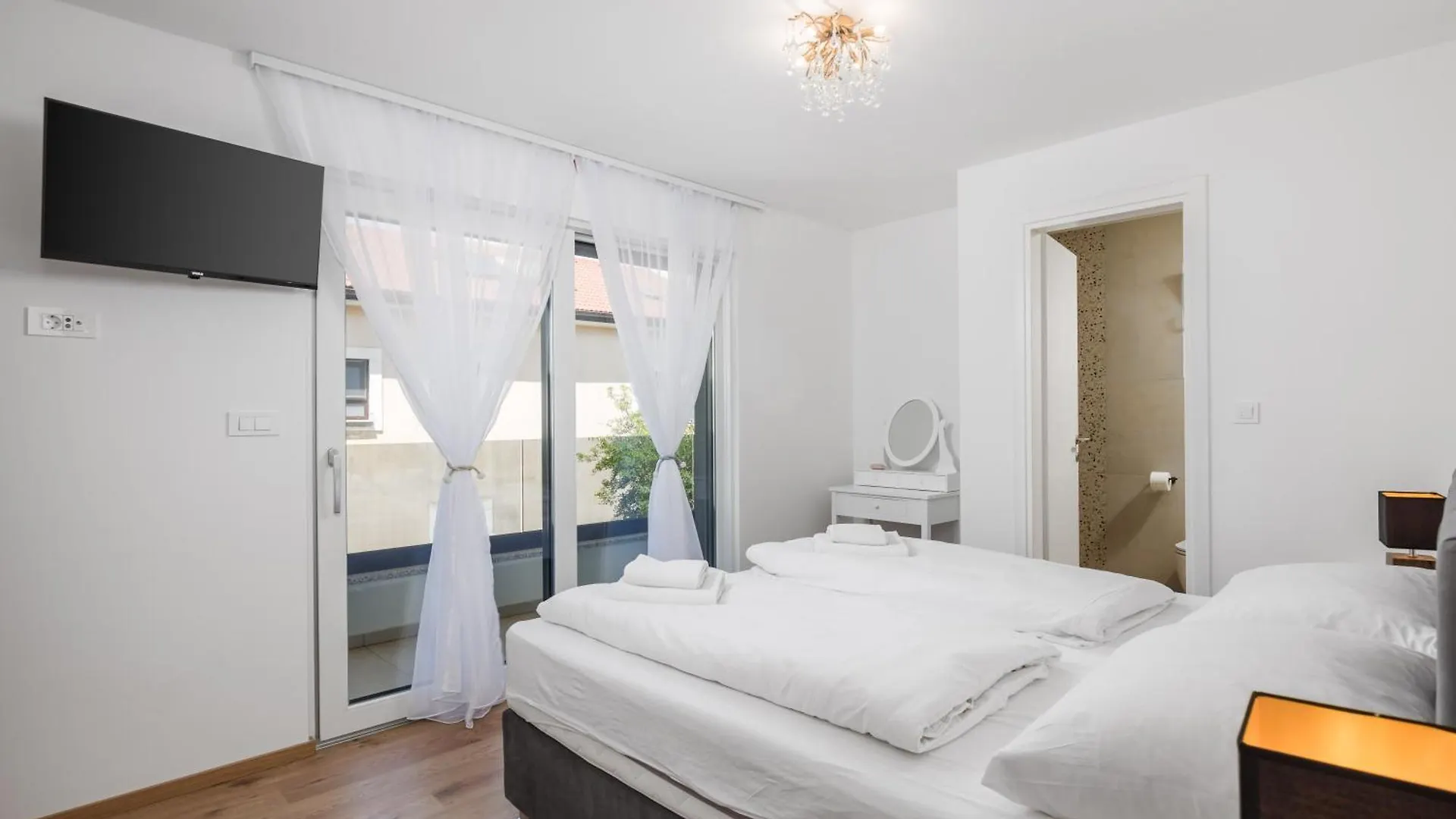 Stella & Gloria Apartments With Balcony Vantacici